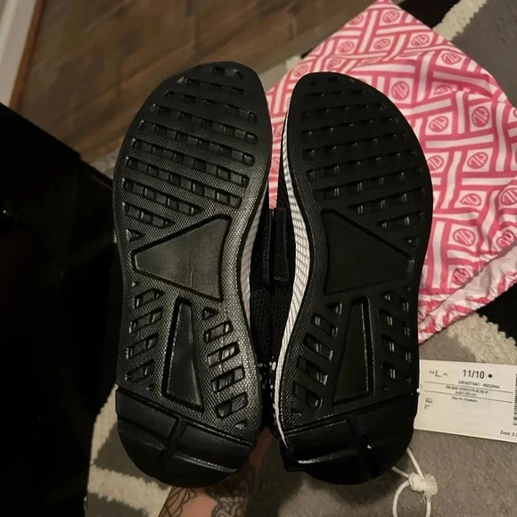 Monogrammed shoes - Picture 5 of 5